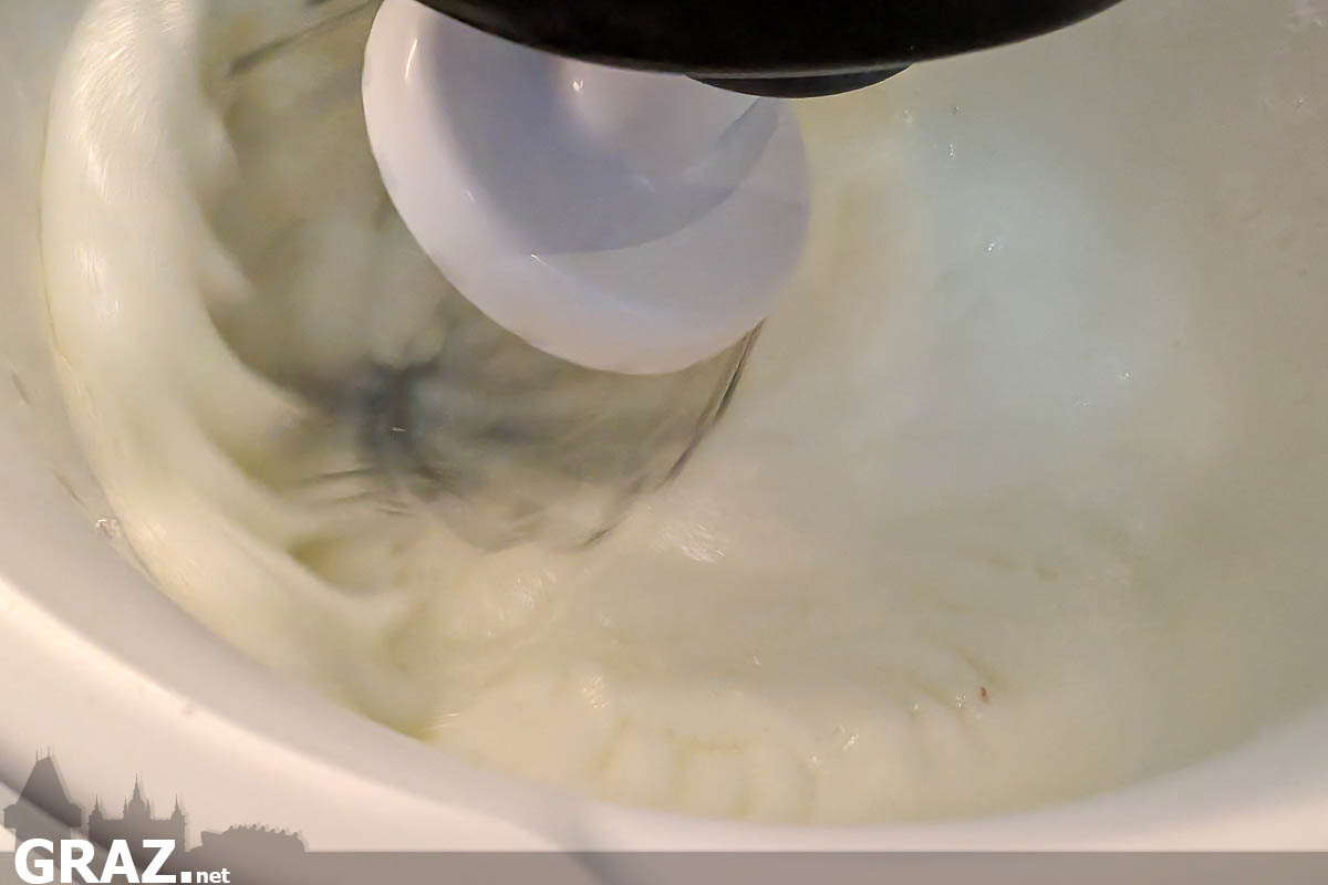 Cremiger Eischnee für die Sandmasse