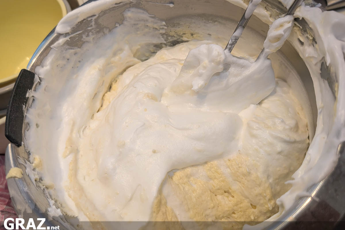 Eischnee unter die Sandmasse heben