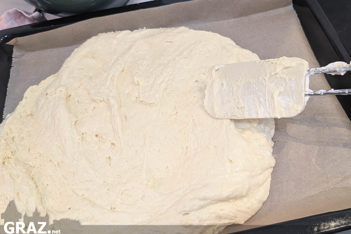 Sandmasse auf dem Backblech verteilen