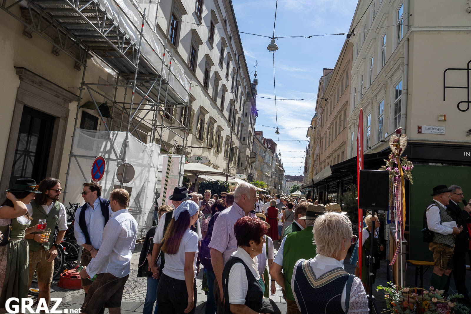 Besucher:innen spazieren durch eine Grazer Gasse zwischen Aufsteirern-Ständen