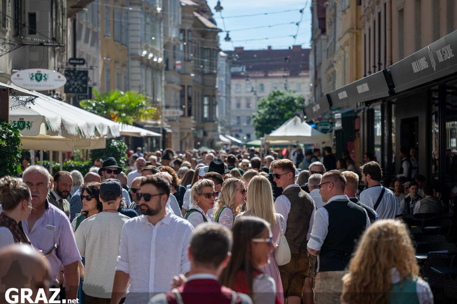 Dicht gedrängte Gäste in einer Grazer Festgasse