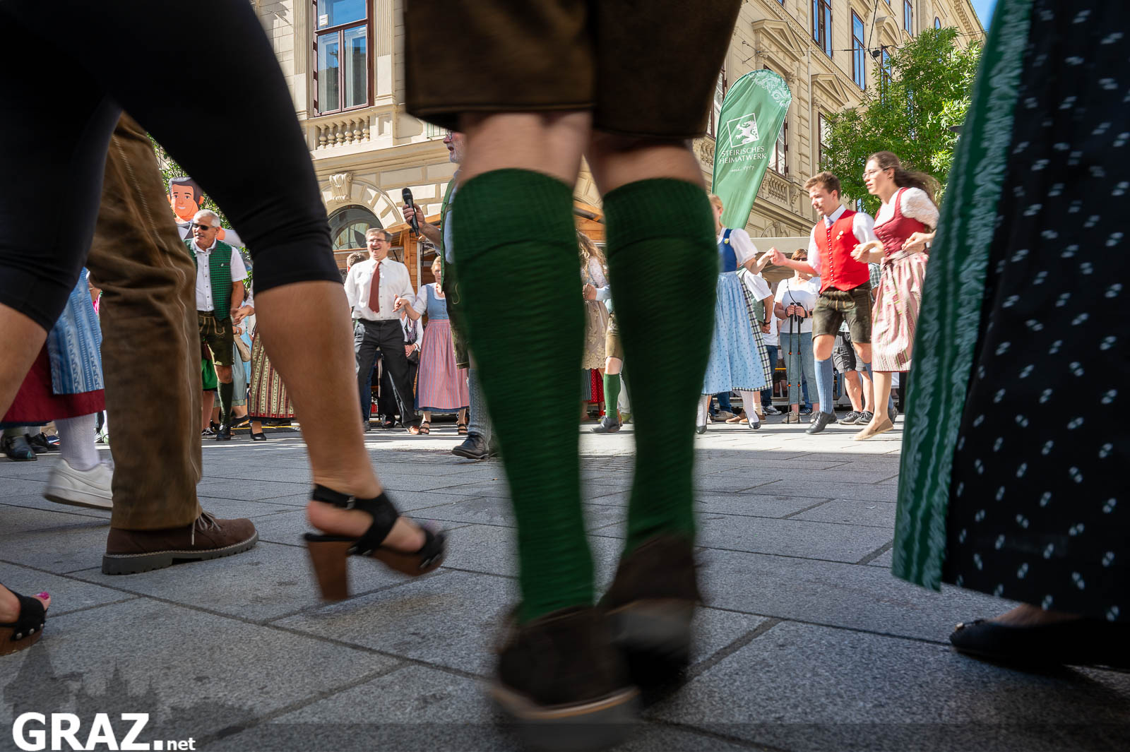 Schuhe und Beine beim Volkstanz aus niedriger Perspektive