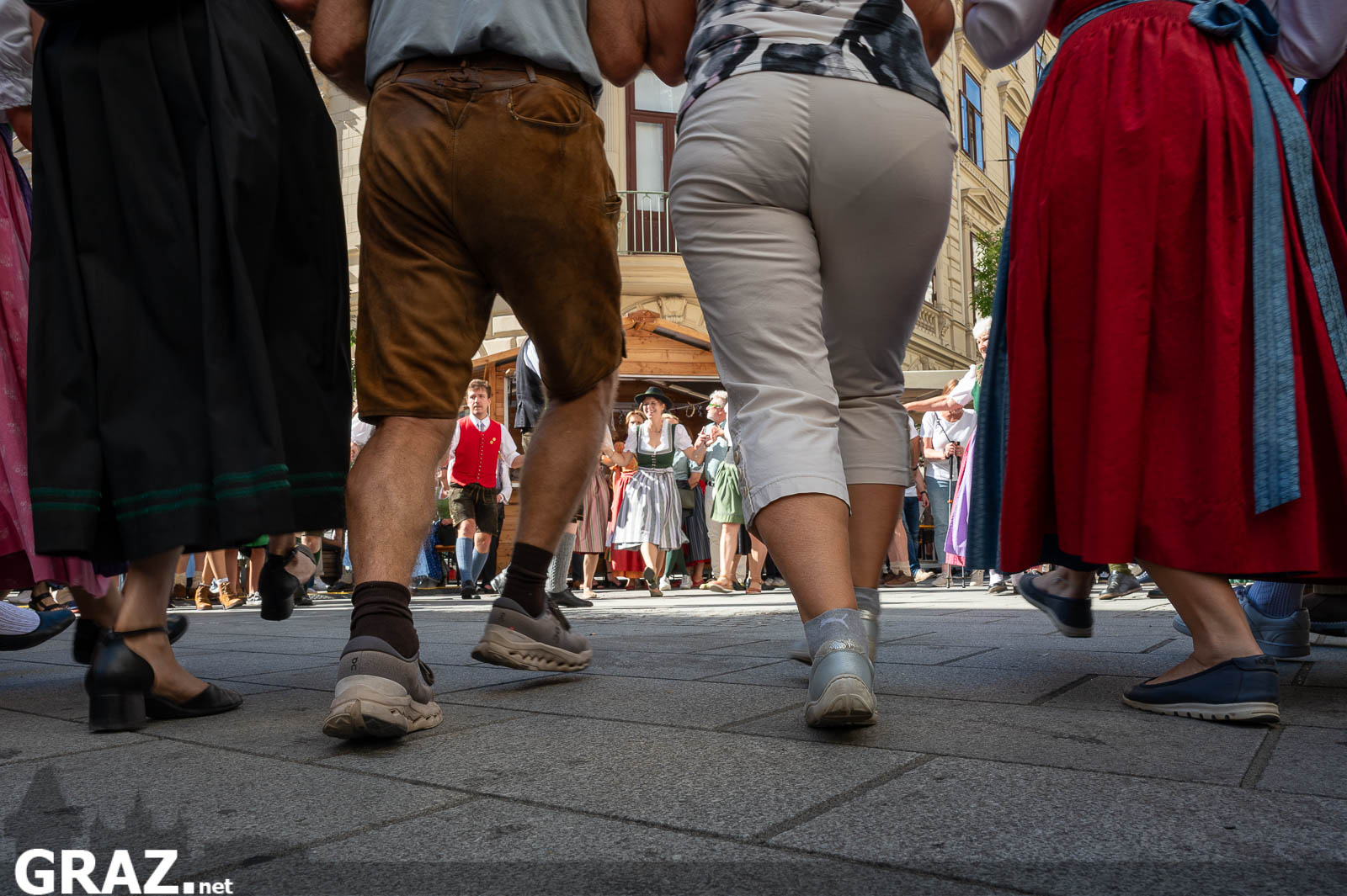 Tanzschritte von Festgästen aus der Froschperspektive
