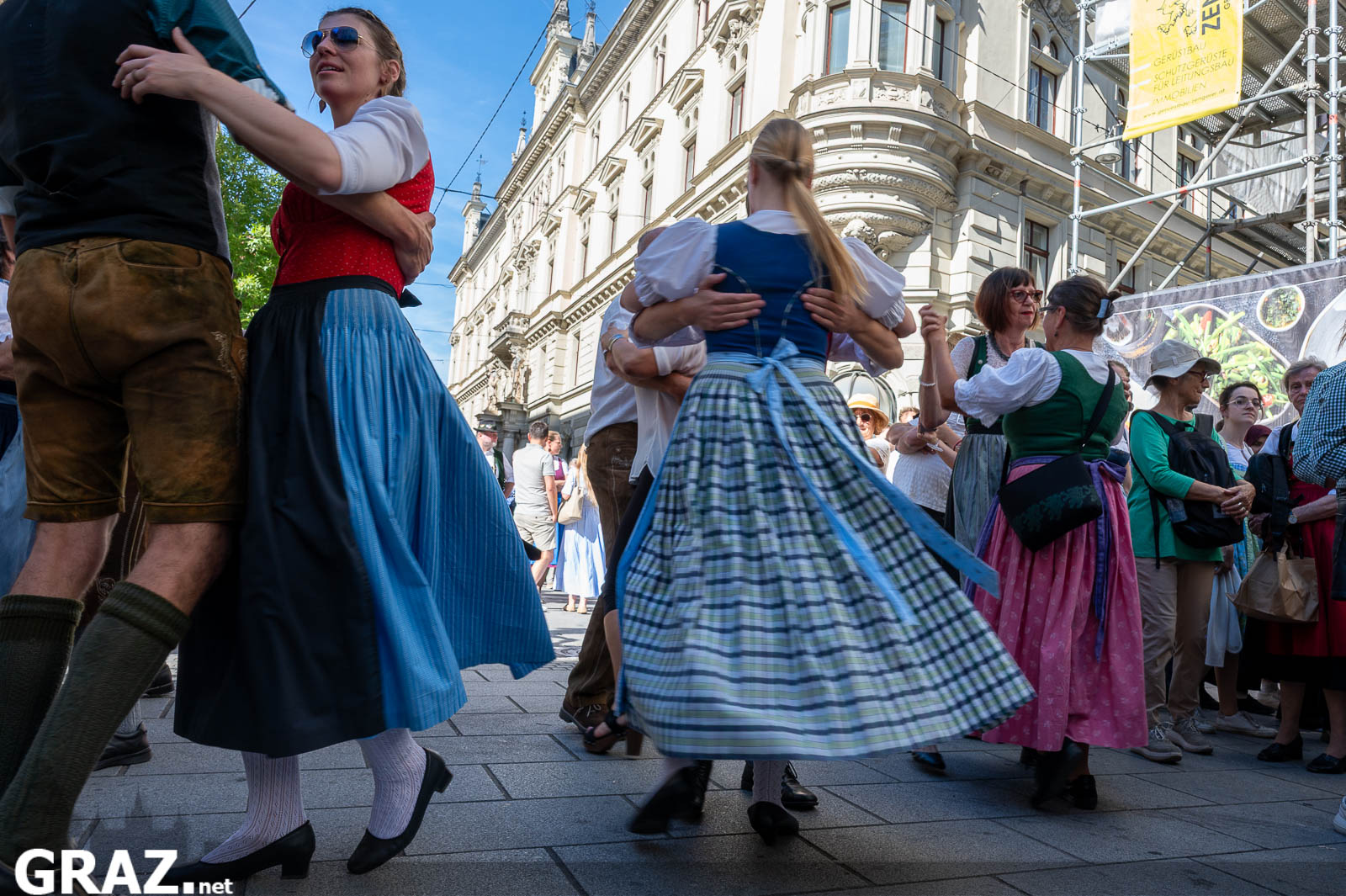 Tänzerin im blau gestreiften Dirndl dreht sich