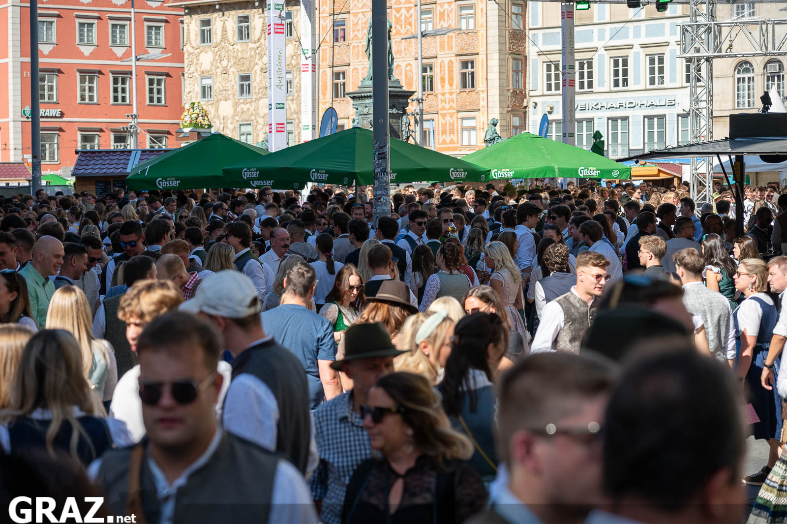 Dichte Menschenmenge auf einem Grazer Festplatz