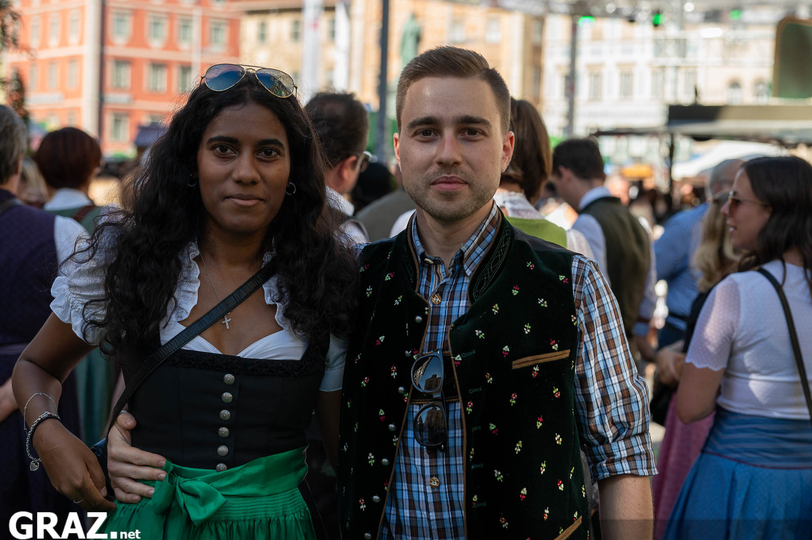 Zwei Gäste in Tracht posieren vor der Kamera