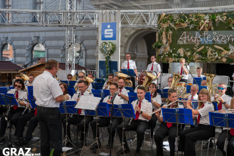 Blasmusikkapelle auf der Bühne beim Aufsteirern