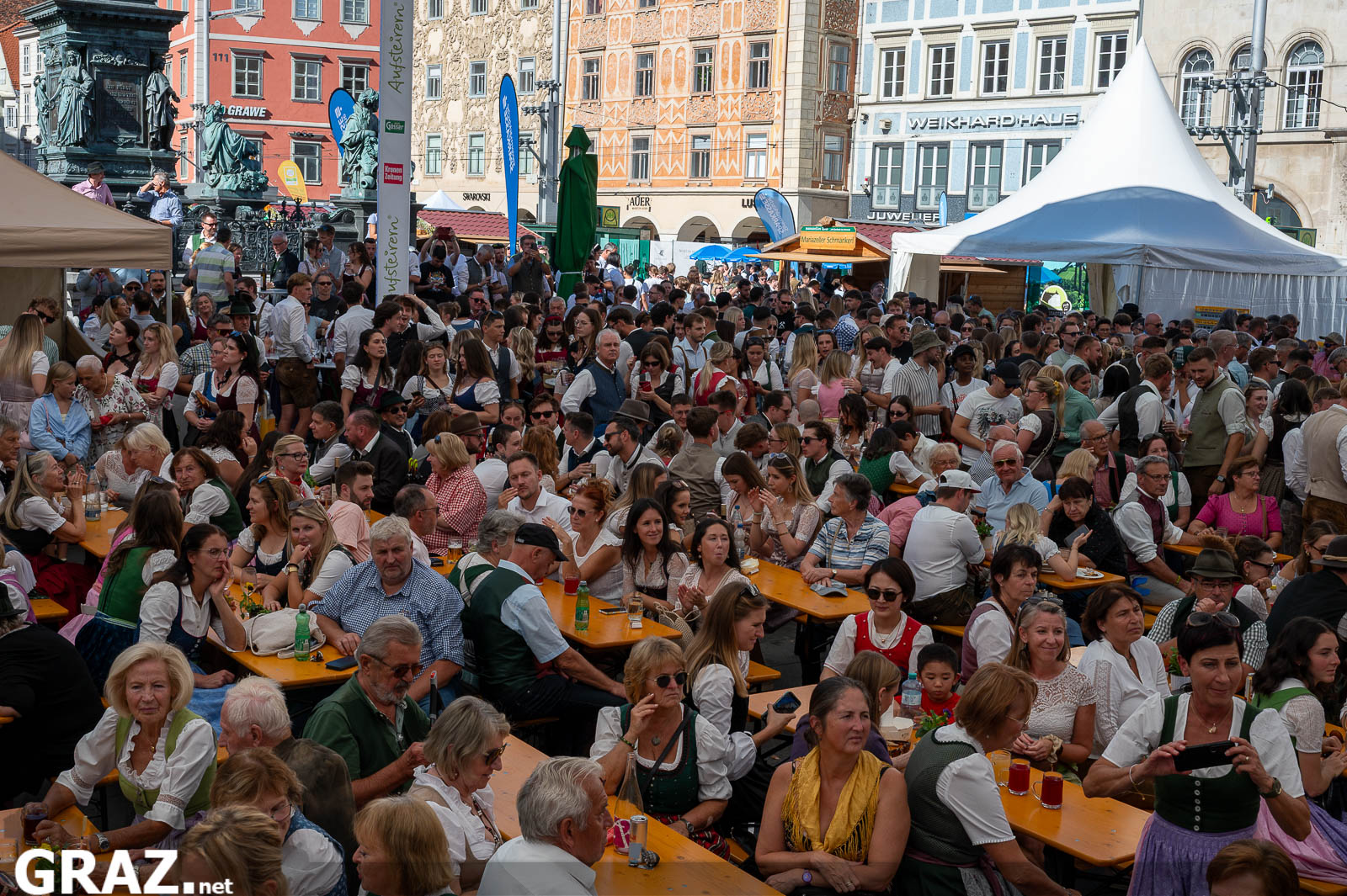 Dicht besetzte Festtische am Grazer Hauptplatz