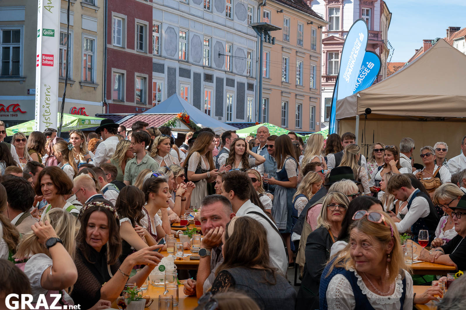 Besucher:innen feiern auf dem Grazer Hauptplatz