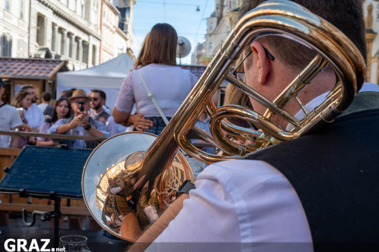 Tuba im Vordergrund eines musikalischen Auftritts