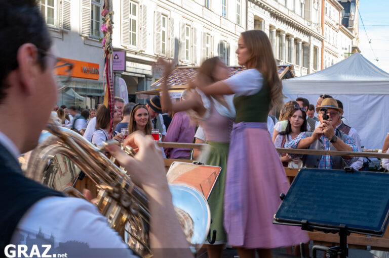 Tänzerinnen und Musiker bei einem Auftritt