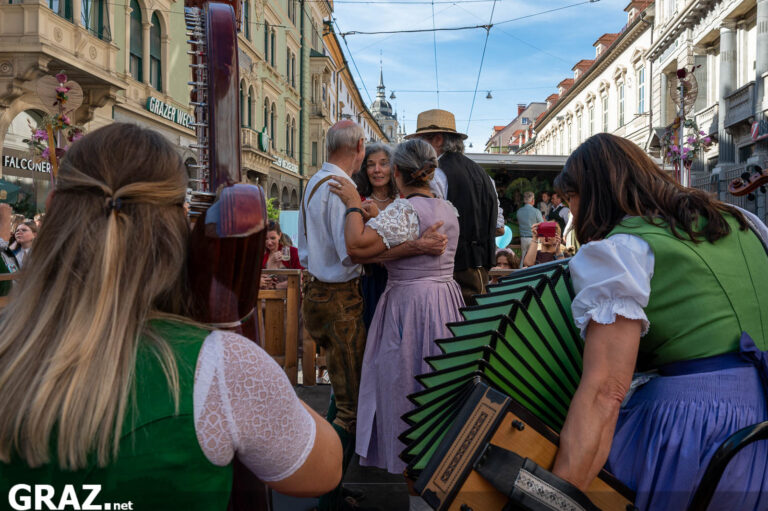 Musizierende begleiten mehrere Tanzpaare