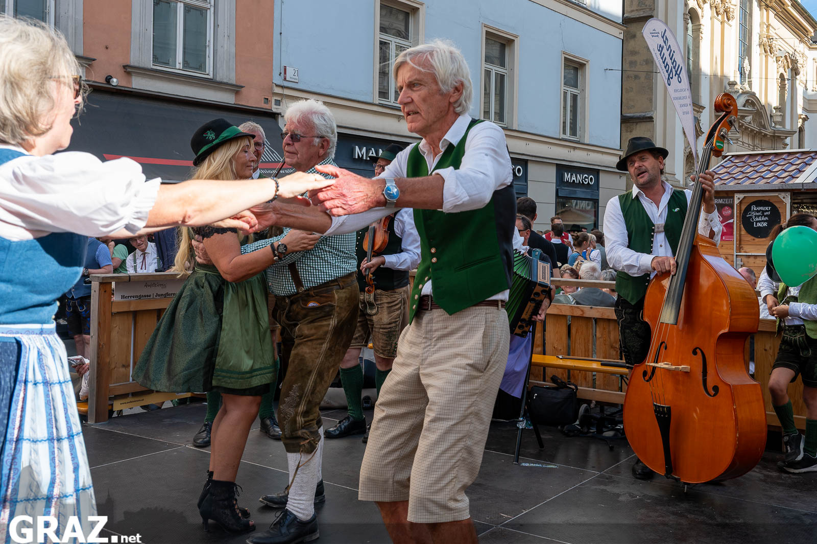 Mehrere Paare tanzen gemeinsam auf der Bühne