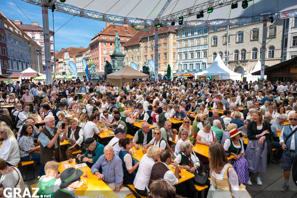 Dicht besetzte Festtische auf dem Grazer Hauptplatz beim Aufsteirern am Sonntag, 20. September 2026