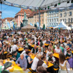 Dicht besetzte Festtische auf dem Grazer Hauptplatz beim Aufsteirern am Sonntag, 20. September 2026