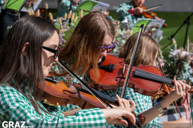 Geigerinnen musizieren gemeinsam auf einer Bühne