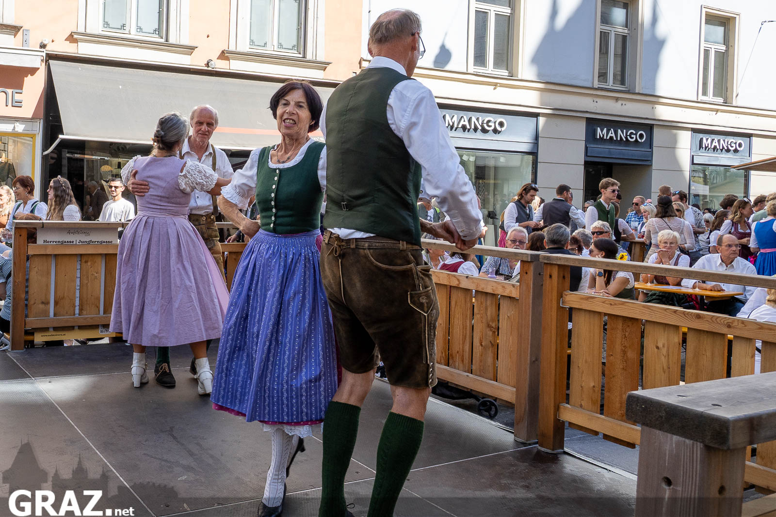 Tanzpaare drehen sich auf einer Bühne in der Herrengasse