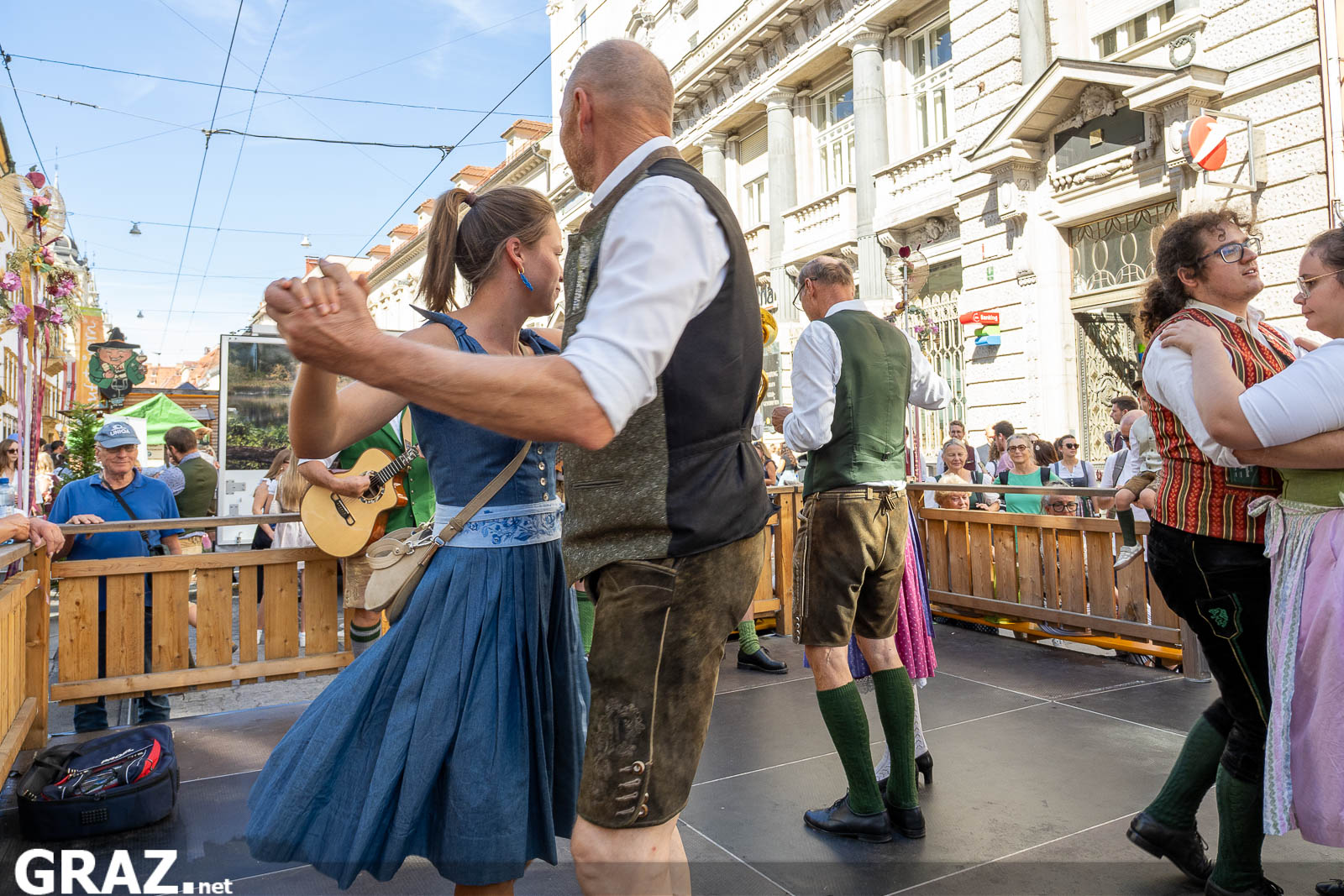 Tänzerin im blauen Dirndl beim Drehen auf der Bühne