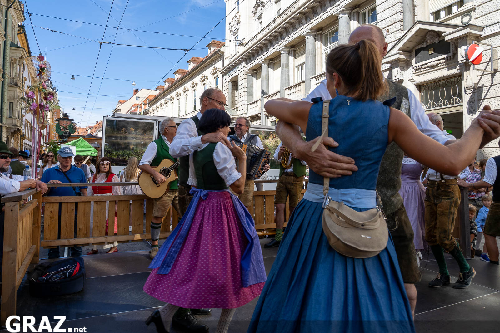 Mehrere Paare beim Volkstanz in der Herrengasse