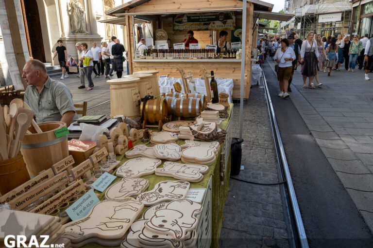 Verkaufsstand mit regionalen Produkten und Holzhandwerk