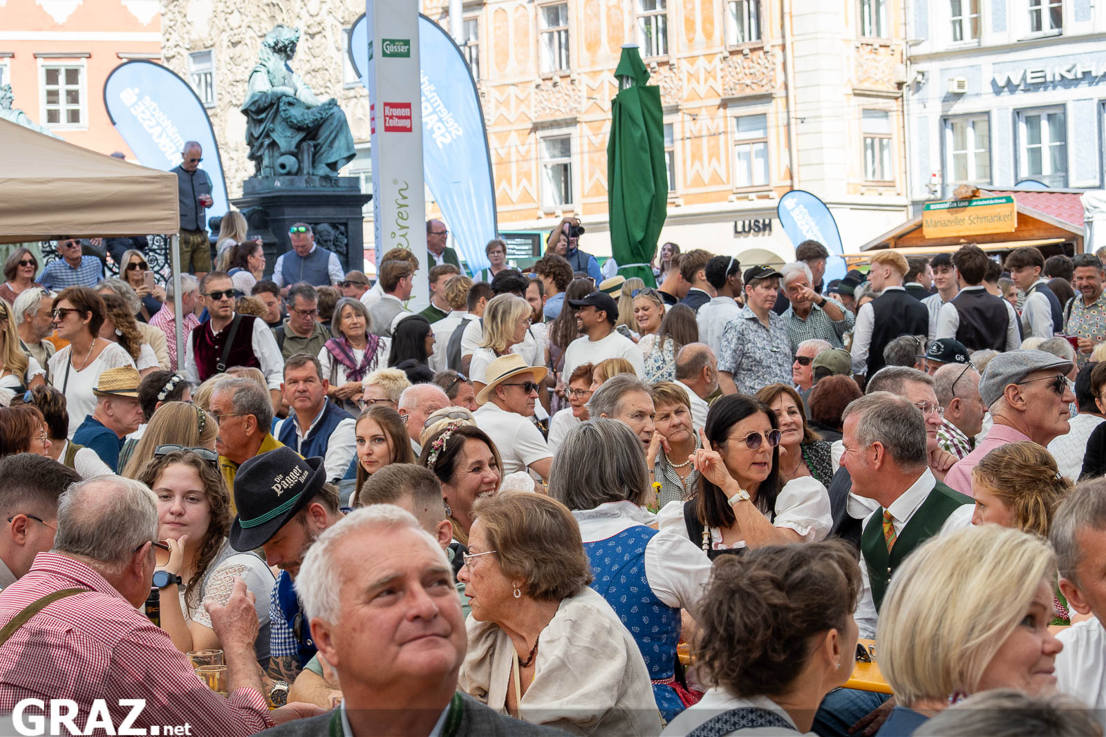 Dicht besetzte Festtische vor dem Erzherzog-Johann-Brunnen am Hauptplatz