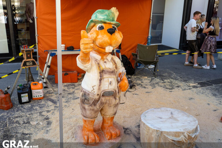 Orangefarbene Figur an einem Mitmachstand