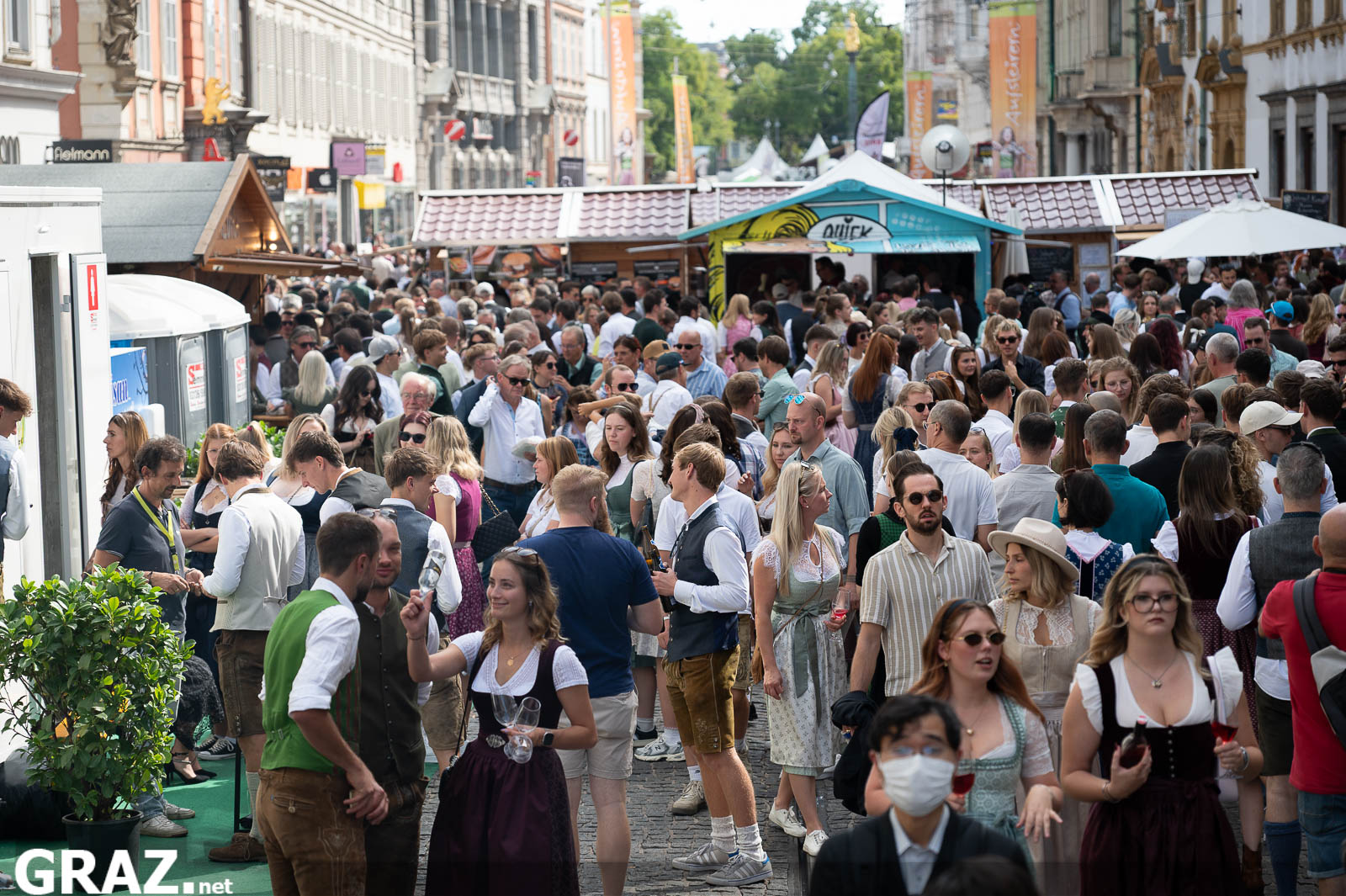 Aufsteirern-Gäste in einer dicht gefüllten Grazer Gasse