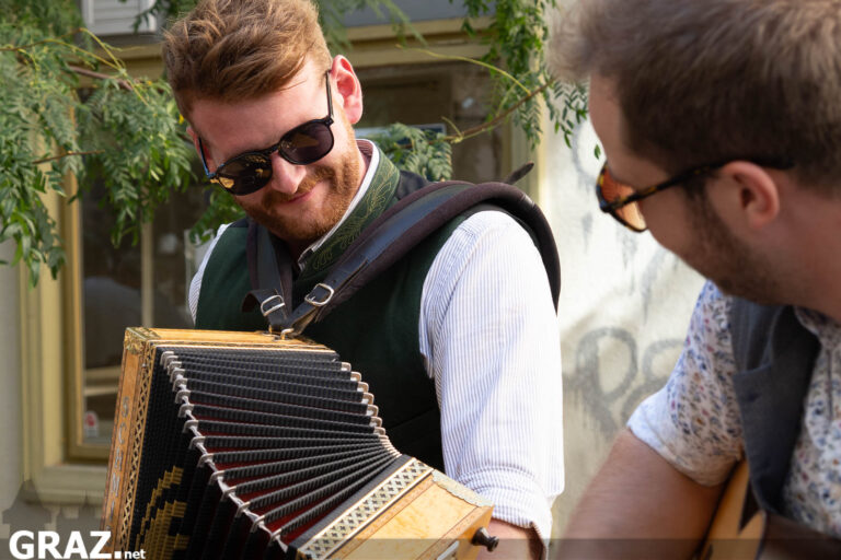 Harmonikaspieler mit Blick auf sein Instrument