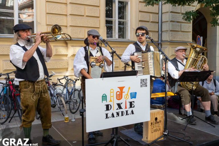 Kleine Straßenmusikgruppe mit Bläsern und Harmonika