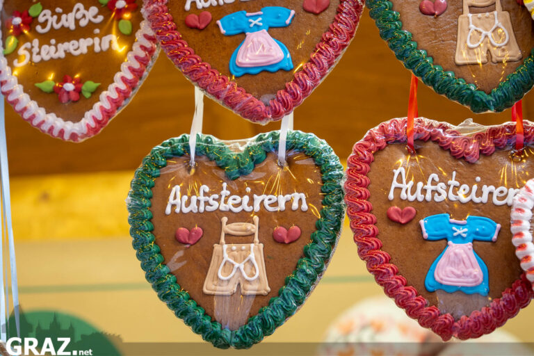 Verzierte Lebkuchenherzen mit Aufsteirern-Schriftzug