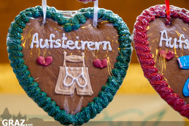 Lebkuchenherz mit Dirndlmotiv und Aufsteirern-Schriftzug
