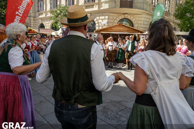 Holzuhr und geschnitzte Gegenstände an einem Stand