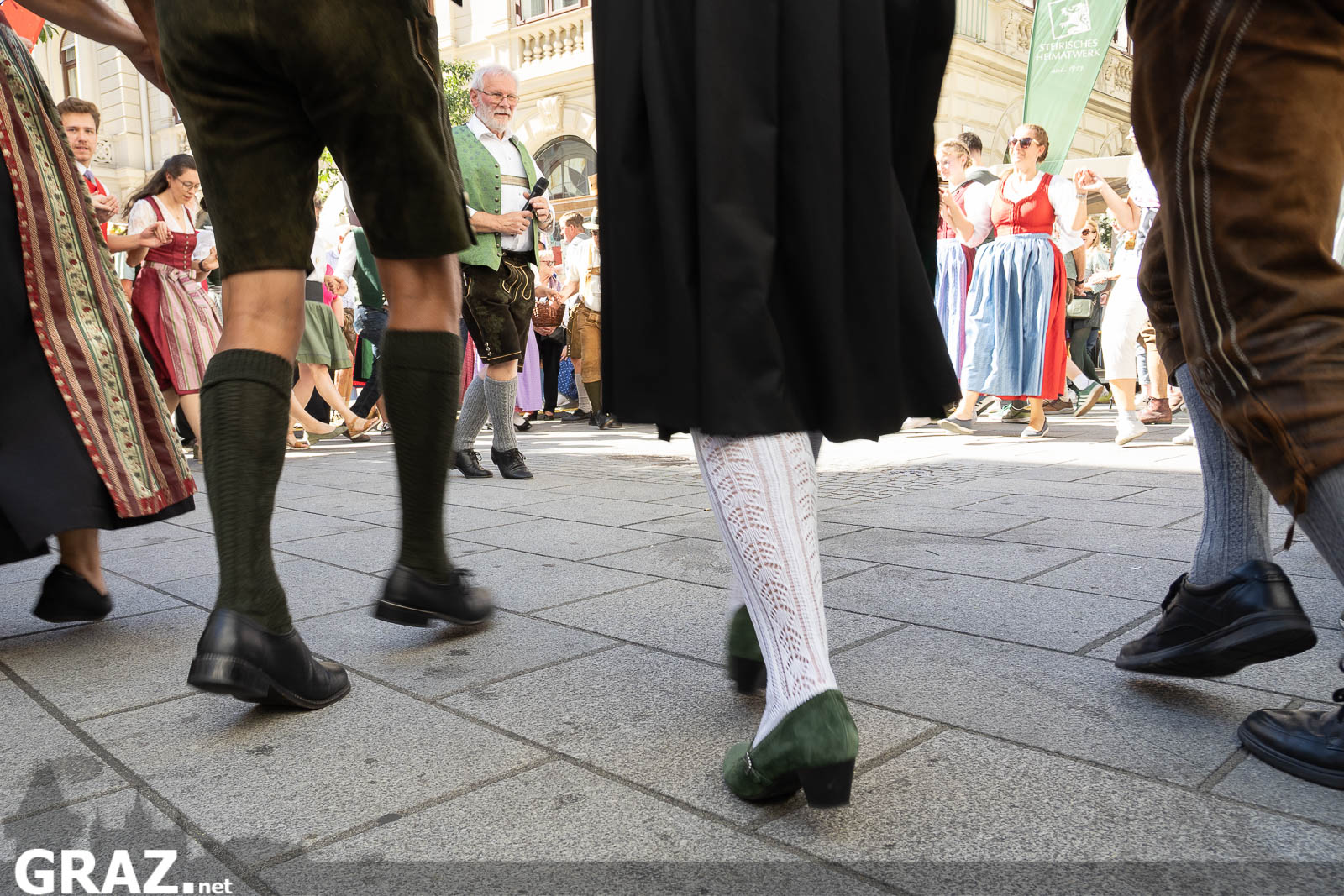 Tanzschritte in Tracht aus der Froschperspektive