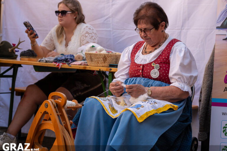 Frau arbeitet an einem textilen Handwerksstück