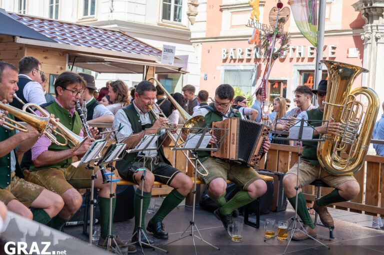 Blasmusiker spielen vor Publikum in der Herrengasse