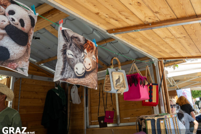Handgefertigte Taschen mit Tiermotiven an einem Verkaufsstand