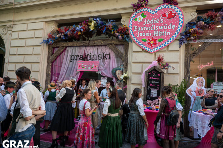 Rosa geschmückter Eingang zu Jodie’s Jausn-Hüttn