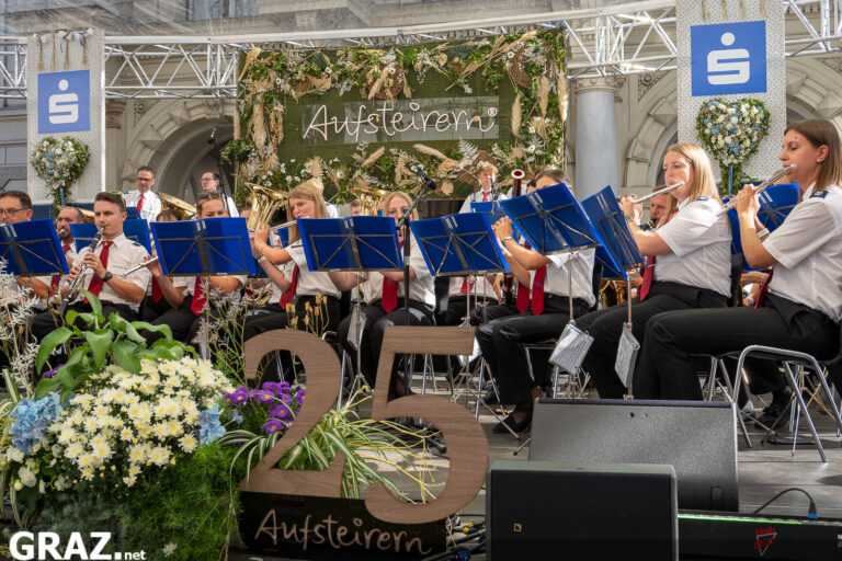 Blaskapelle auf der Bühne am Hauptplatz beim Aufsteirern