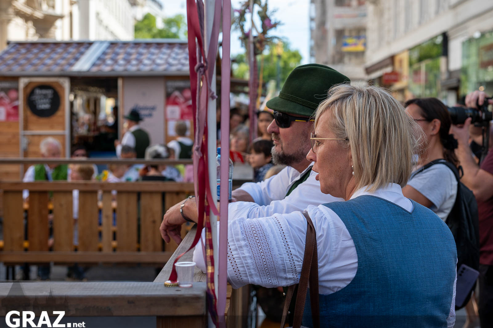 Zuschauer:innen verfolgen den Volkstanz vor der Bühne