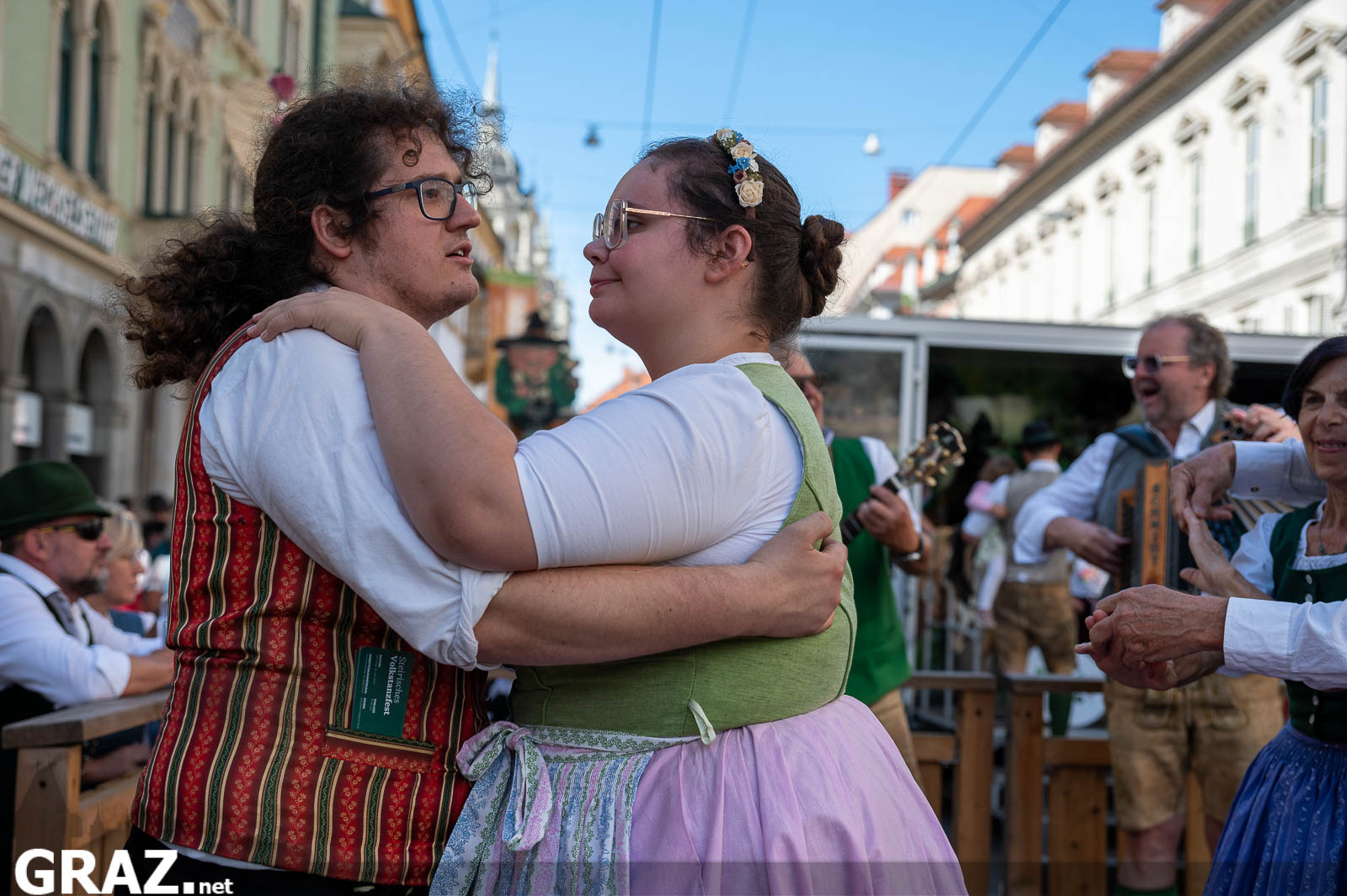 Zwei Frauen drehen sich beim Tanz auf der Bühne
