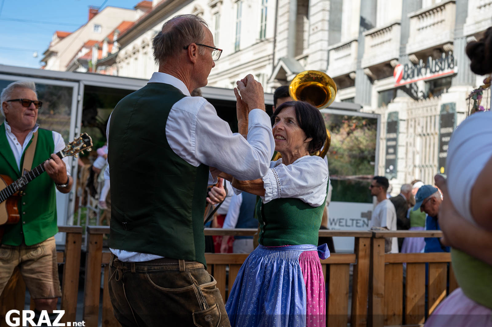 Mann und Frau tanzen einander zugewandt