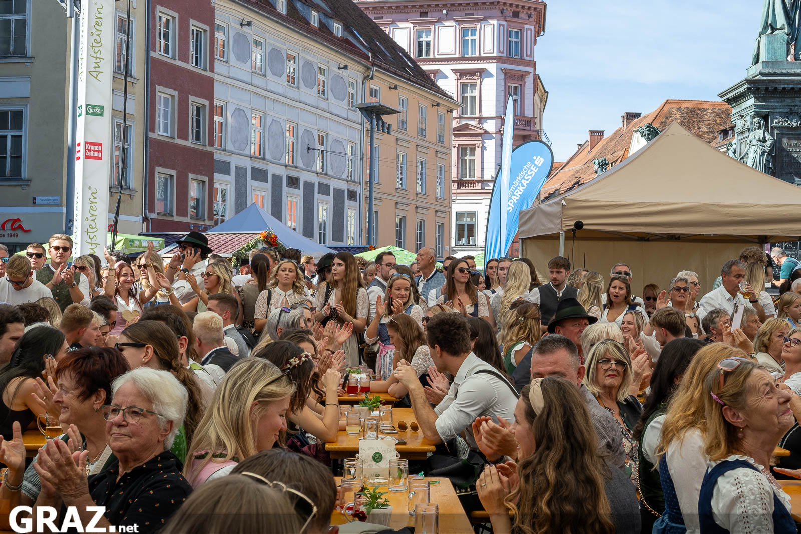 Volle Festtische auf dem Grazer Hauptplatz