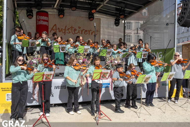 Junge Musizierende treten auf einer Aufsteirern-Bühne auf