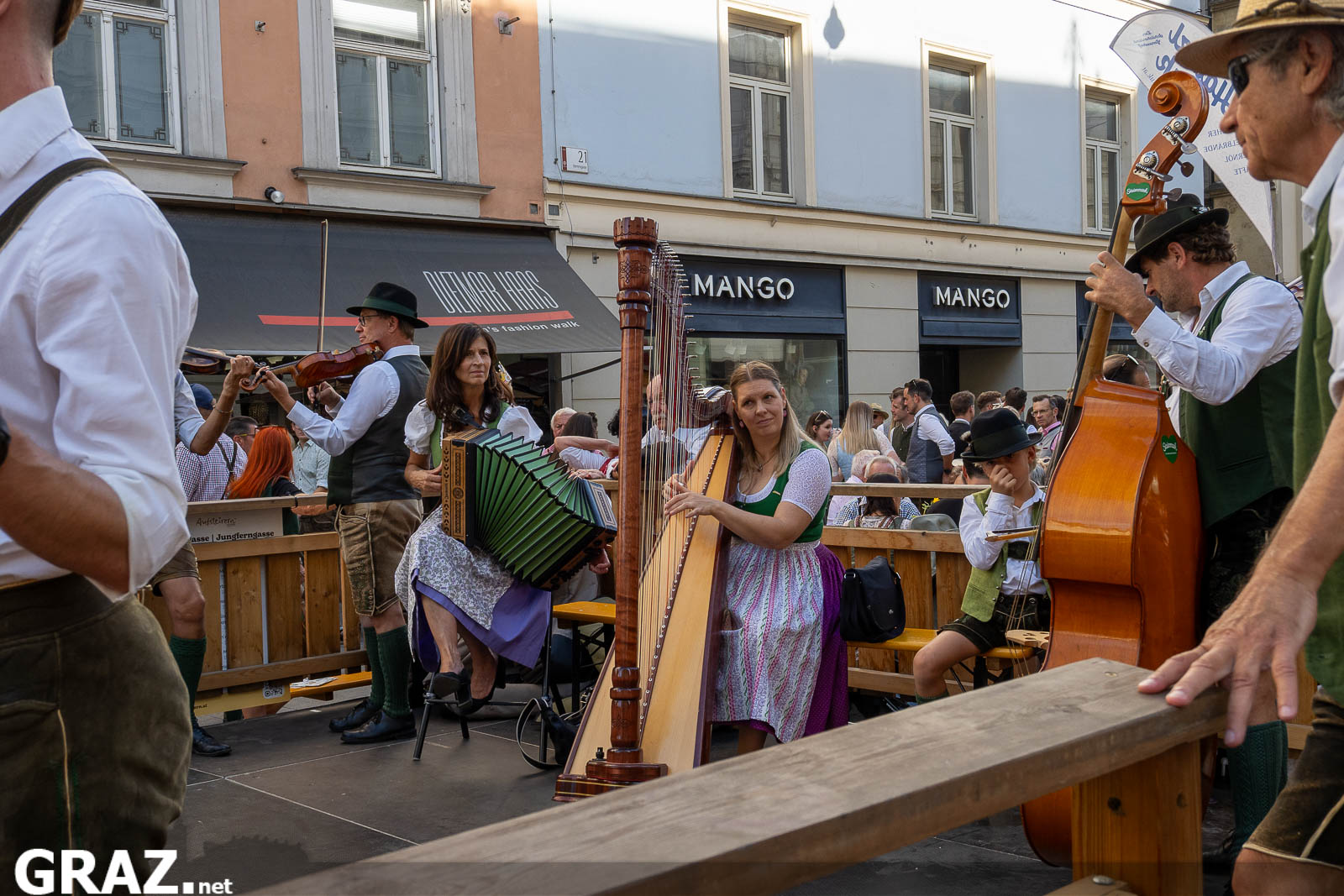 Musizierende mit Harfe und Kontrabass im Freien