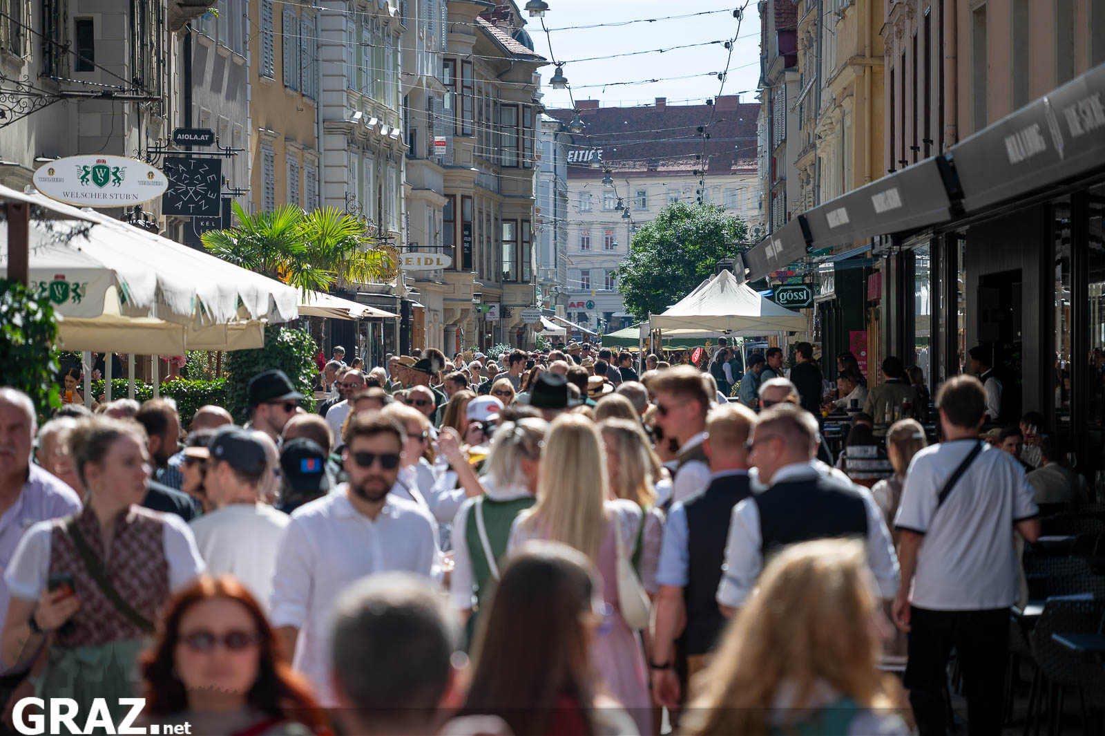 Menschen strömen bei Sonnenschein durch die Grazer Innenstadt