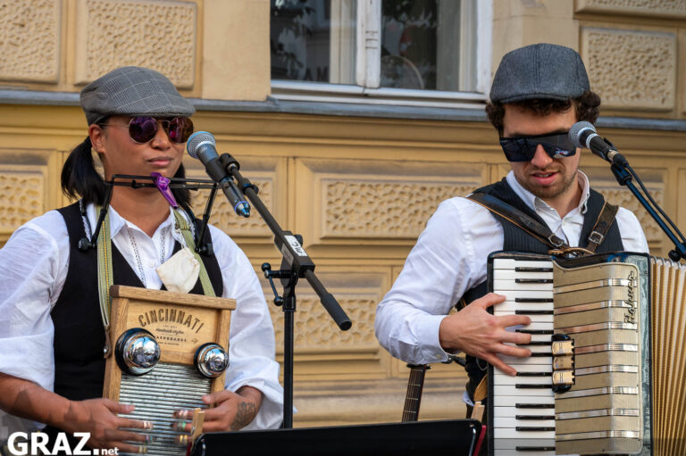 Musiker mit Waschbrett und Akkordeon an Mikrofonen