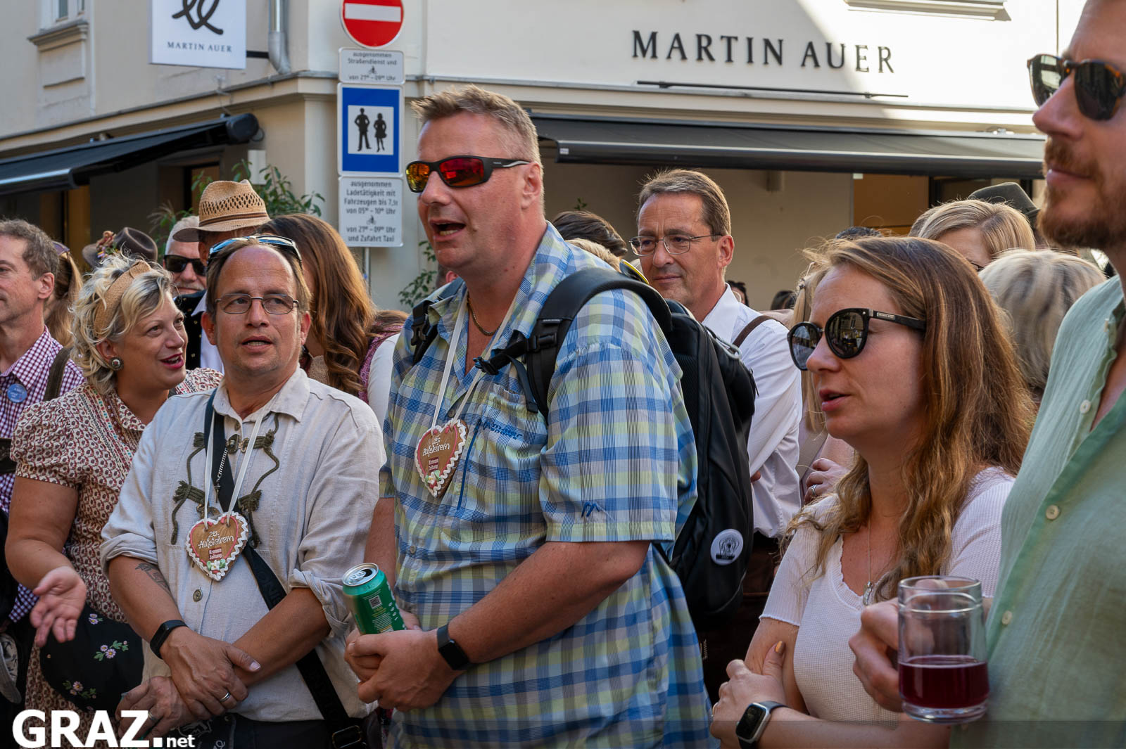 Festgäste hören einer Straßenmusikgruppe zu