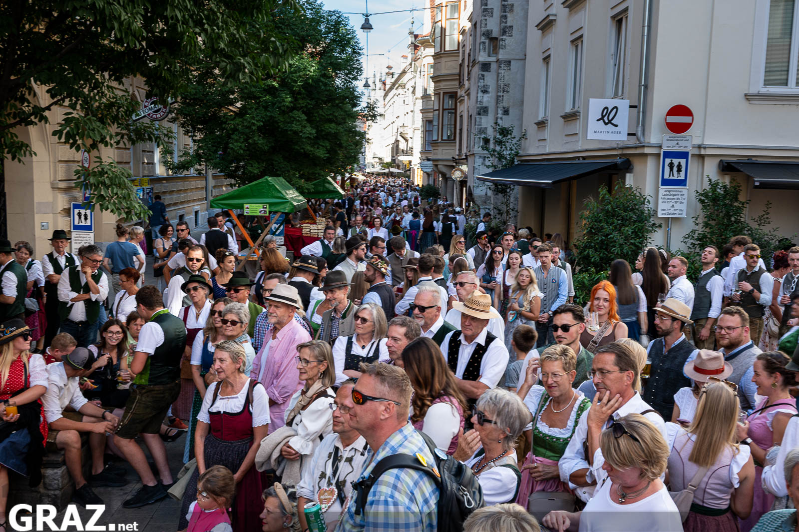 Viele Menschen verfolgen ein Konzert in einer Grazer Gasse