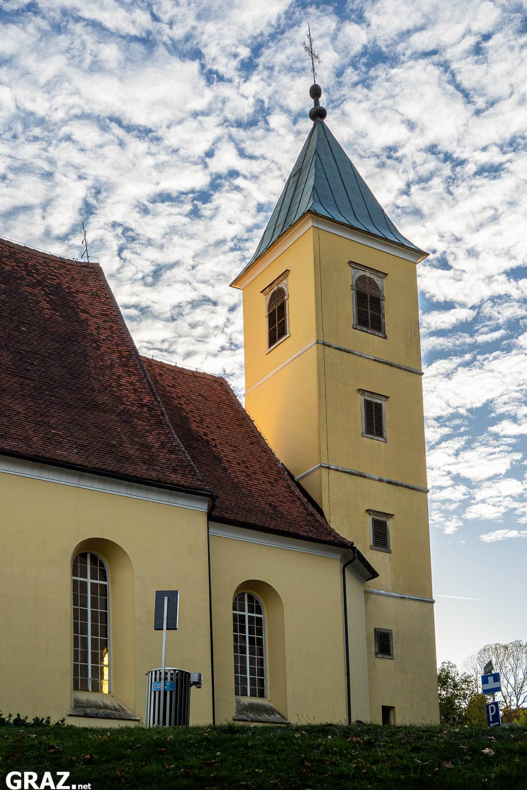Turm und Seitenfassade der Schlosskirche St. Martin vor blauem Himmel mit weißen Wolken