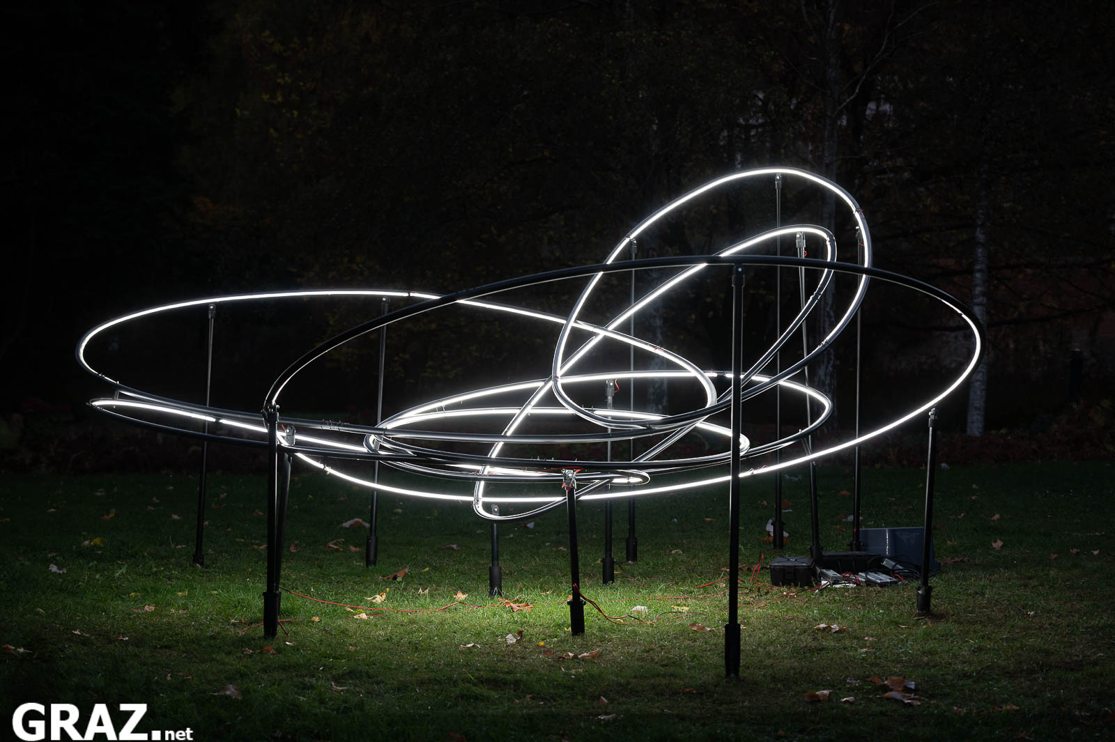 Weiße Lichtbahnen der Installation „Planet 9“ von Miriam Hamann im Schlosspark Eggenberg bei Klanglicht Graz 2026.